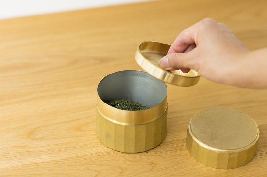 経年変化を楽しむ 真鍮でつくられた すすむ茶筒 のご紹介 日本茶マガジン 日本茶を学び 楽しむオンラインメディアです